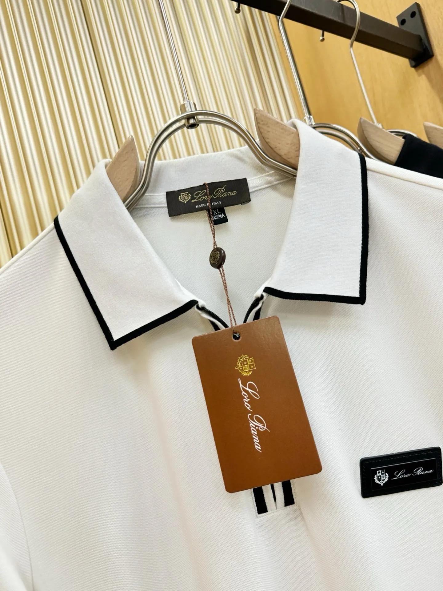 Loro Piana 2026 official spring and summer New Arrival counters are simultaneously available. Men's lapel short-sleeved POLO shirts, Premium main line Series, imported piqué mercerized cotton fabric, with first-class texture, excellent skin-friendliness, silky and delicate touch, fashionable three-button placket design, with small lapels, fashionable and age-reducing, the upper body is full of Italian accent, full of style. Sizes:M-4XL